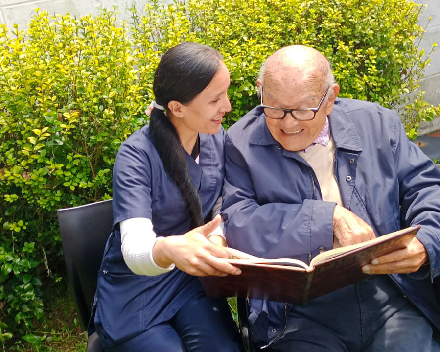 Elder Man and nurse reading - Puerto Amigo HomeCare